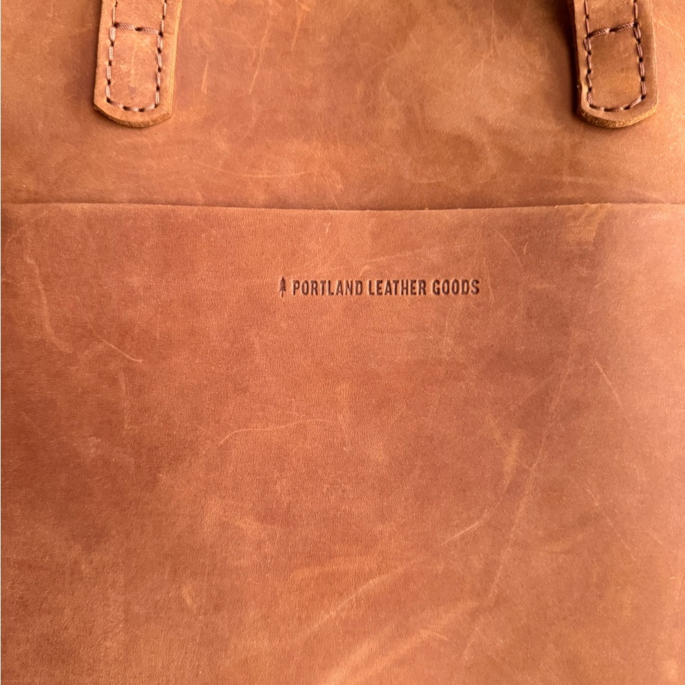 Portland Leather Medium Crossbody Tote Bag Dakota Leather - Picture 8 of 11